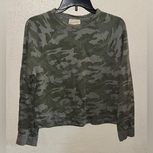 Universal Thread Camo Sweater🌺